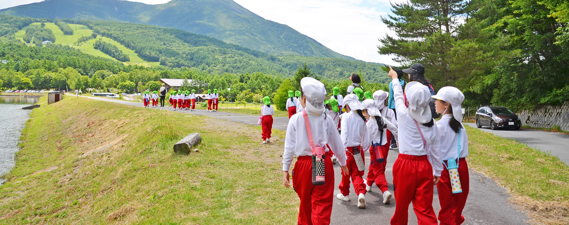 「自然に学び、自然とともに生きる力を育む」ことを目標に掲げ、「知・徳・体」すべての要素を含む総合学習として、蓼科山荘で体験学習を行っています。学年ごとのプログラムにそって学習を
進め、より深く理解し、より記憶に残るように工夫をこらしています。